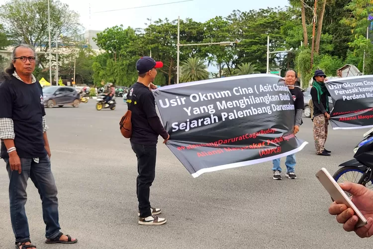 Penggiat budaya yang tergabung dalam Aliansi masyarakat peduli cagar budaya (AMPCB) gelar penggalangan dana untuk membeli kembali Cagar Budaya Komplek Pemakaman Pangeran Kramo Jayo yang kini dirusak dan dikuasai oknum pegusaha Cina. (itimewa)