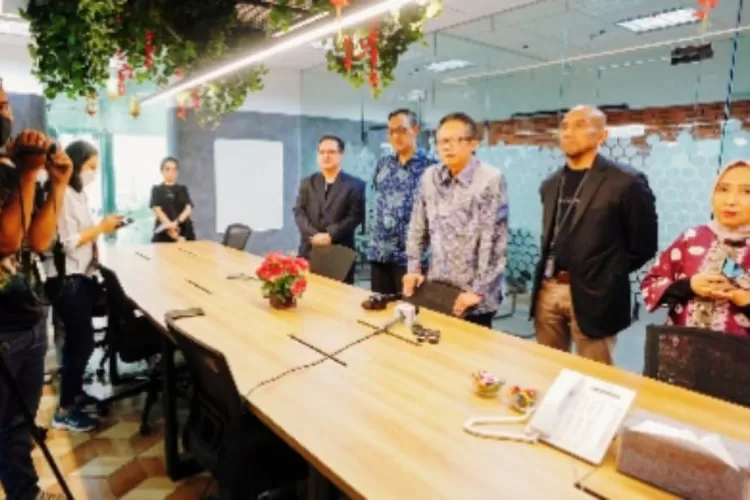 Kepala Bappebti Didid Noordiatmoko (tengah) menjelaskan beberapa regulasi pemerintah terkait perlindungan konsumen perdagangan aset kripto, pada Kamis (6/4-23) .