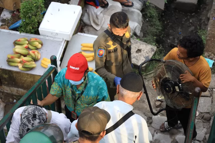 Satpol PP Kota Bekasi menjaring 19 orang PMKS di sejumlah wilayah di bulan suci Ramadhan pada Kamis (6/4/2023). (FOTO: Humas Pemkot)
