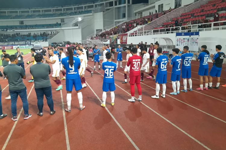 Para pemain dan official PSIS Semarang memberikan guard of honour kepada PSM Makassar yang berhasil juara BRI Liga 1. (Ayosemarang.com/ Audrian Firhannusa)