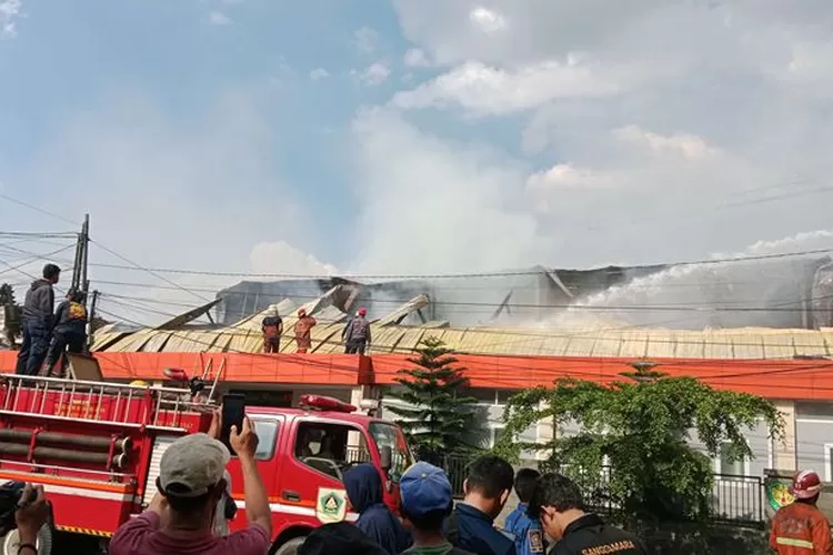 Proses pemadaman api di Rumah Sakit Salak Bogor/ Tangkapan Layar RRI  (JAKARTA INSIDER)