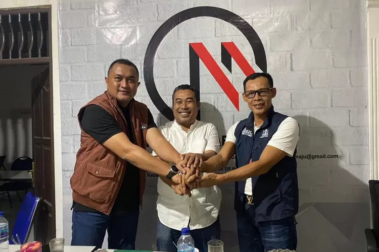 Dari Kiri-Kanan: Ketua DPRD Kabupaten Bogor Rudy Susmanto, Ketua Yayasan Visi Nusantara Maju Yusfitriadi, dan Tokoh Golkar Kabupaten Bogor Ade Ruhandi berfoto bersama usai diskusi santai.