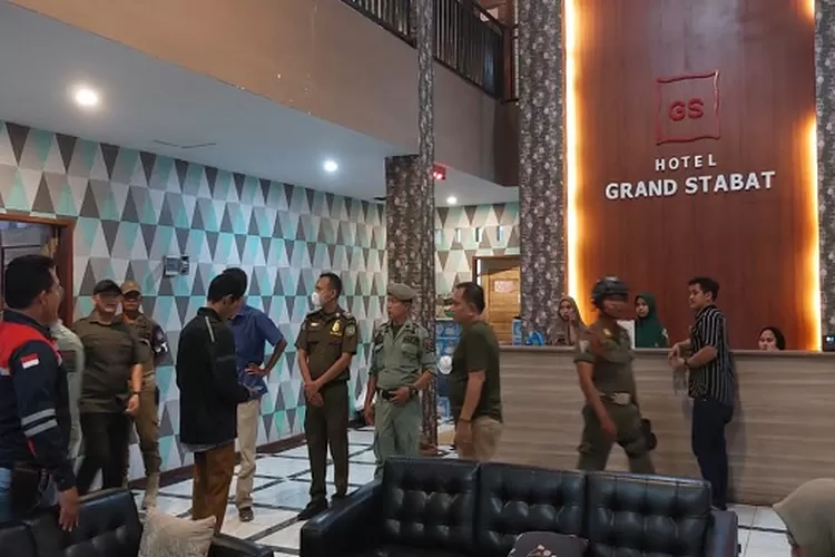 Satpol PP saat lakukan razia dibulan Ramadhan (Realitasonline/AA)
