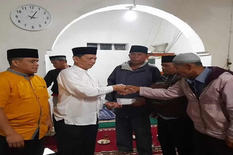 Menyerahkan bagian zakat mal pada acara silaturrahmi Ramadhan 1444 H  (Realitasonline/Ris)