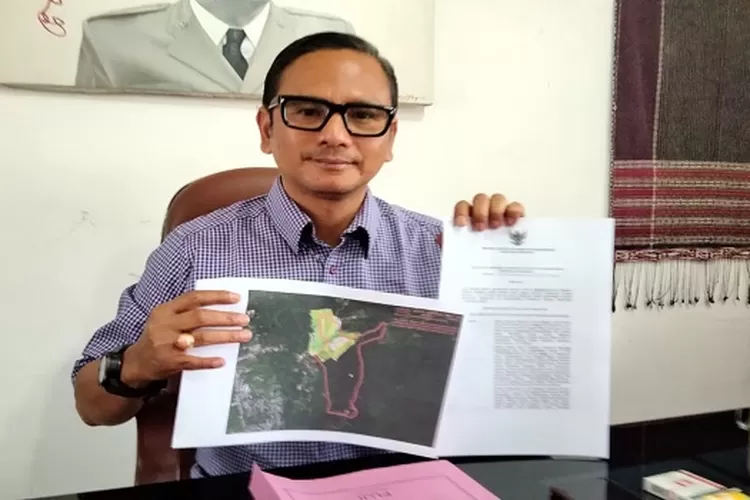 Kadis Pariwisata tunjukkan SK hak pakai kawasan HPT Salib Kasih  (Realitasonline/AS)