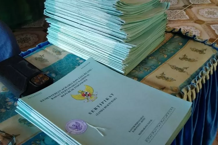 Sertifikat Tanah Warga Desa Perbatasan di tangan H Kades Banjar Aur Batahan  (Realitasonline/syah)