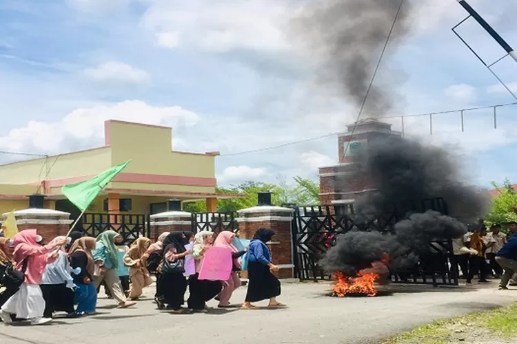 Massa IPMI Paluta melakukan aksi bakar ban di depan Kantor Bupati Paluta (Realitasonline/ASR)