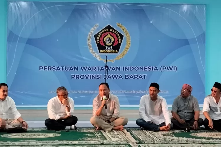 kegiatan buka puasa bersama pengurus PWI dan IKWI Jawa Barat, di Aula PWI Jabar, Jl. Wartawan No23 Kota Bandung, Jumat, 7 April 2023.  (ayopontianak.com/dok. PWI Jawa Barat)