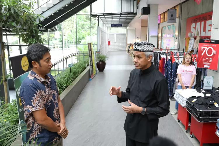 Gubernur Jawa Tengah Ganjar Pranowo saat mengecek rest area Salatiga. (Humas Jateng)