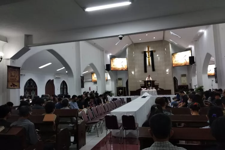 PERJAMUAN KUDUS : Suasana Ibadah Jumat Agung di GPIB Immanuel Depok, Jumat (7/4).  (Tracy Valerie Bacas/Radar Depok)