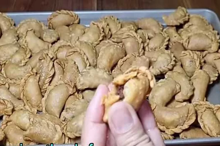 Pastel Kering isi Abon untuk camilan hari raya Lebaran (Ceceromed Kitchen/ Youtube)