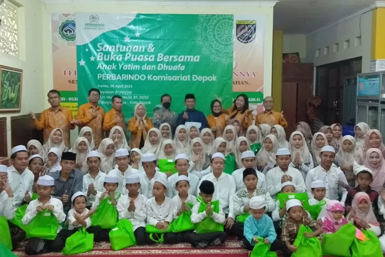 Perhimpunan Bank Perkreditan Rakyat Indonesia (Perbarindo) Komisariat Depok memiliki banyak program yang bermanfaat bagi masyarakat. Salah satunya, agenda santunan yatim dan duafa yang dirangkai buka puasa bersama, di Yayasan Al Hayya, Kelurahan Cipayung Jaya, Kecamatan Cipayung, Kamis (6/4). (ANDIKA EKA/RADAR DEPOK)