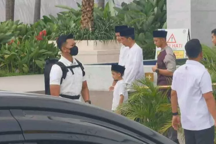 Presiden Jokowi bersama cucunya Jan Ethes usai menunaikan Salat Jumat di Masjid Sheikh Zayed Solo (Endang Kusumastuti)