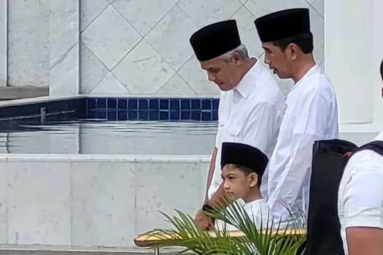 Presiden Jokowi bersama Gubernur Jateng Ganjar Pranowo usai Salat Jumat di Masjid Sheikh Zayed Solo (Istimewa)