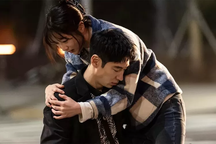Taxi Driver 2 Episode 12, bikin penasaran! Lee Je Hoon pingsan di tengah jalan yang sibuk, kenapa? (Soompi)