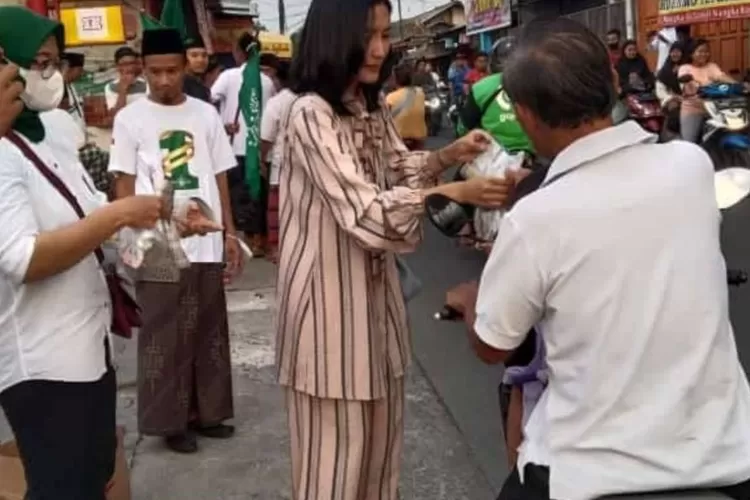 Suasana saat Caleg PKB sekaligus Artis Nasional Zora Vidyanata terjun langsung membagikan takjil gratis kepada warga dan pengendara di kawasan Kecamatan Tapos. DOK.PKBTAPOS
