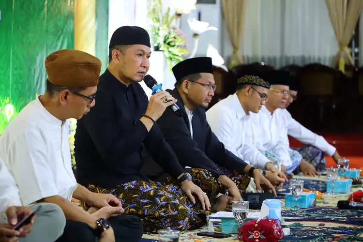 Bupati Kudus Hartopo mengajak jemaah lebih menghayati kandungan dalam Al-Qur'an dan mengimplemetasikan dalam kehidupan. Hal itu disampaikan dalam peringatan Nuzulul Qur'an di Pendapa Kabupaten Kudus. (Foto: Diskominfo)