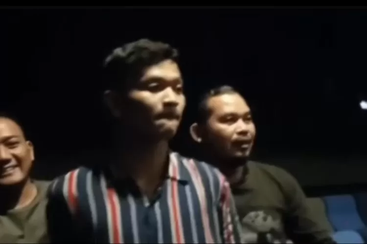 Pelaku pencurian kendaraan bermotor saat diciduk polisi di bioskop (Tangkapan Layar Instagram/@undercover.id)