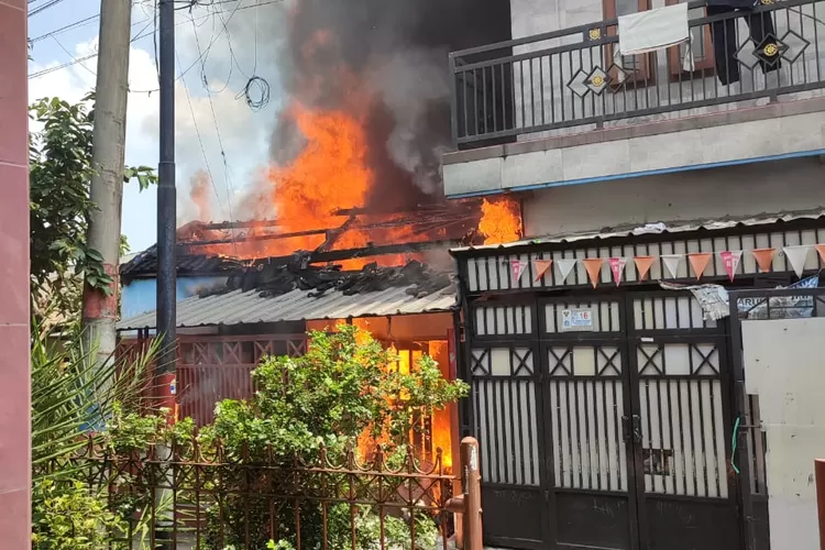 Kebakaran rumah di Jl. Pondok Rangon (8/4). (Twitter/TMCPoldaMetro)