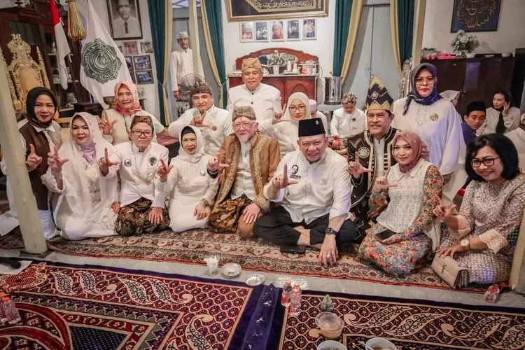 Ketua DPD RI LaNgalla memenuhi undangan untuk buka puasa bersama Sultan Kasepuhan Cirebon dan masyarakat sekitar.