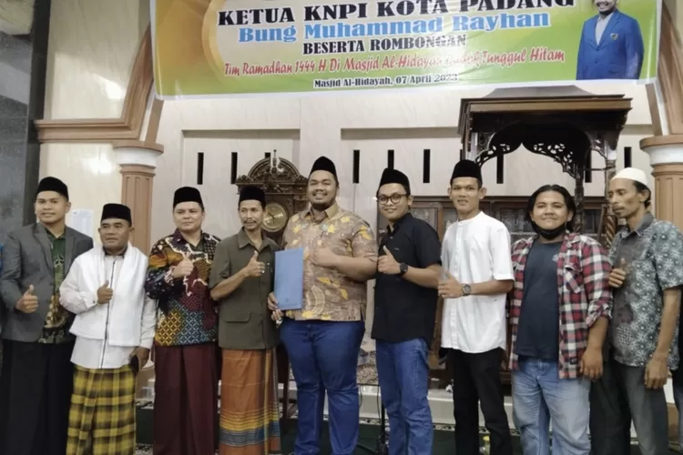Safari Ramadan, Ketua KNPI Kota Padang Muhammad Rayhan Salurkan Bantuan ke Masjid Al Hidayah