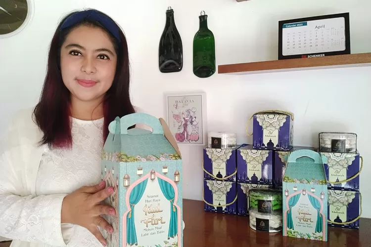 Owner Dapur Kajol, Nelvi Oktaviani memperlihatkan produknya.