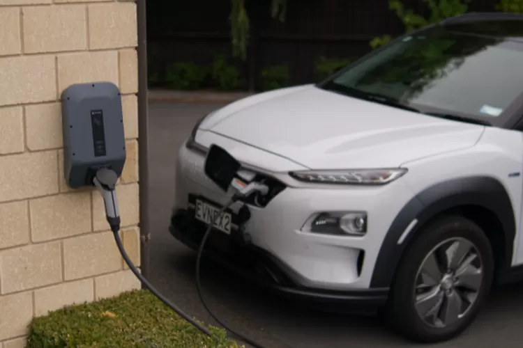 Pemerintah memiliki komitmen untuk mengakselerasi transformasi ekonomi lewat stimulan pajak pertambahan nilai (PPN) atas pembelian kendaraan listrik beroda empat dan bus.  (pexels ed Harvey )