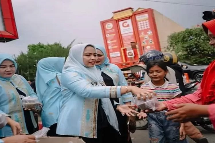 PKK Labuhanbatu Berbagi Takjil kepada masyarakat melintas jalan  (Realitasonline/RS)