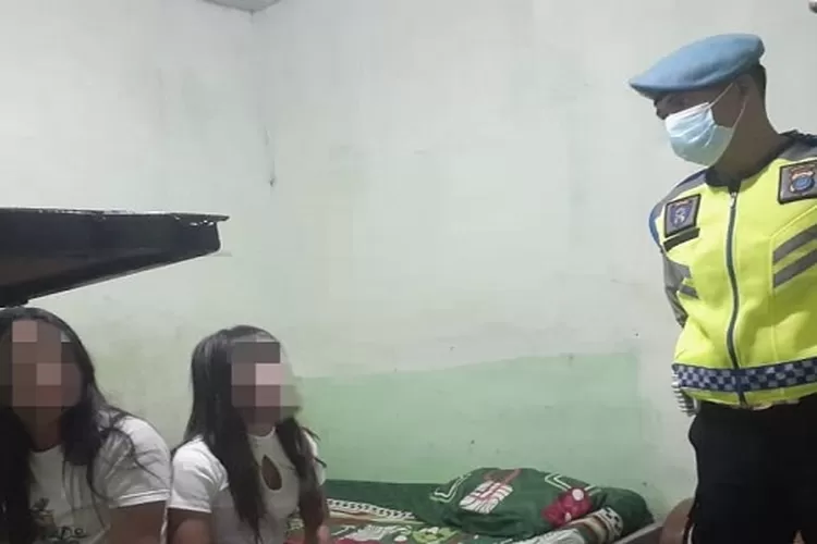 Petugas jaring pasangan bukan pasutri di Tarutung. (Realitasonline/ist)