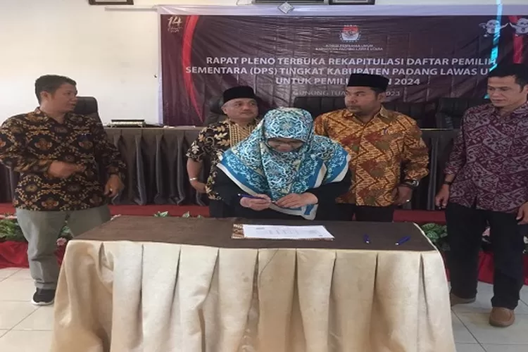 Komisioner KPU Paluta tandatangani berita acara rapat pleno rekapitulasi DPS  Pemilu 2024 (Realitasonline/ASR)