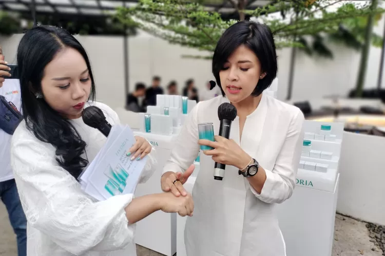 Mantan host MotoGP Lucy Wiryono saat memberikan edukasi mengenai pentingnya pemilihan produk skin care di Kota Bandung. (Foto: Gorajuara.com/dok.Janitra Achmad)