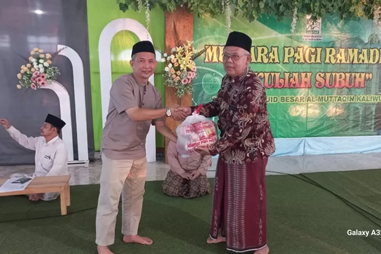 Ketua CSR Asia Pasific Fiber Asyraf Darwis menyerahkan bantuan sembako secara simbolis kepada Ketua Yayasan Masjid Besar Al Muttaqin Kaliwungu Sabtu 8 april 2023.  (edi prayitno/kontributor Kendal)