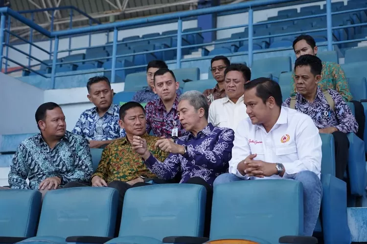 Wakil Wali Kota Dedie Rachim bersama Ketua KONI Kota Bogor Benninu Argoebie dan jajaran pejabat Pemkot Bogor meninjau kesiapan tuan rumah Porprov 2026. (Prokompim Setda Kota Bogor)