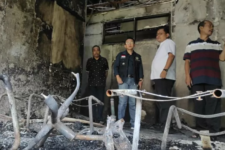 Pj Bupati Bekasi Dani Ramdan dan Kadisdik Imam Faturahman cek kebalaran di Gedung Disdik  (Newsroom Diskominfosantik)