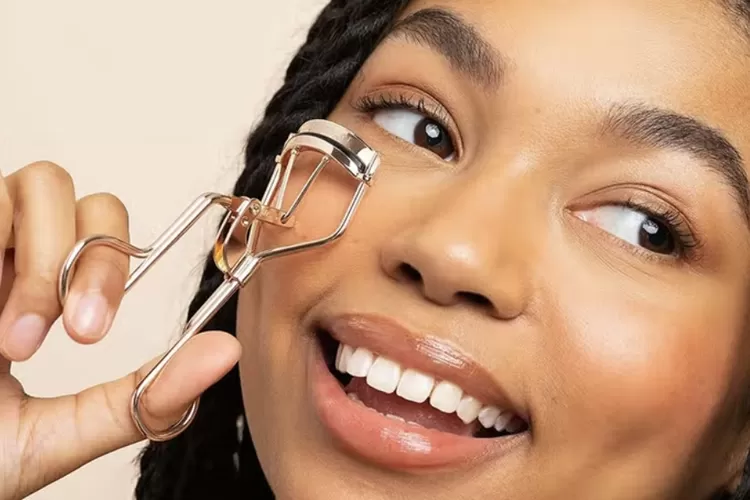 Juaranya Bikin Lentik! Rekomendasi 6 Penjepit Bulu Mata, Mampu Bikin Tampilan Natural saat Idul Fitri 1444 H (Foto: Situs Beauty Haul)