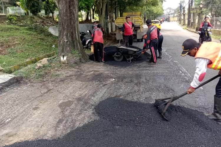 Petugas membenahi jalan rusak. Jelang mudik 2023, jalan Pantura Jateng masih banyak yang rusak.  (Istimewa)