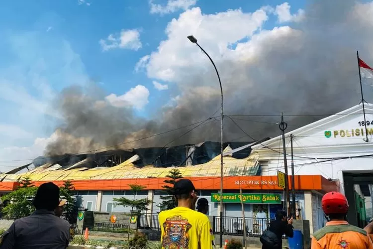 Penampakan Mengerikan Kebakaran RS Salak di Dekat Pintu Utama Istana Bogor (Republika)