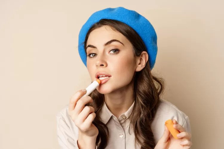 Bukan Lipstik, Inilah 5 Rekomendasi Lip Balm Terbaik untuk Hindari Bibir Kering saat Puasa (freepik.com/benzoix)