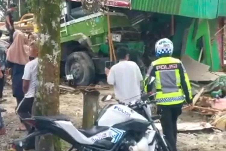 Kecelakaan yang melibatkan truk pengangkutbalat berat terjadi di Panyalaian Tanah Datar (Istimewa)