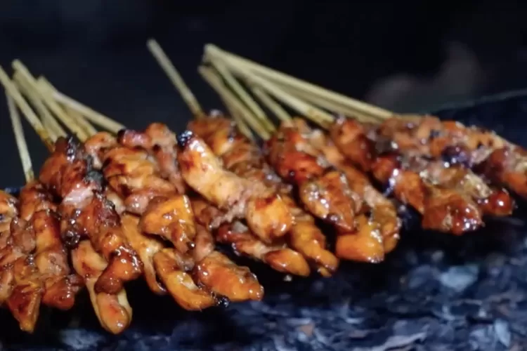 Sate Ponorogo Darno, Kuliner Khas yang Wajib Dicoba! (Tangkapan Layar YouTube Boengkoes)
