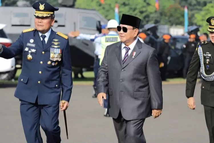 Menhan Prabowo Subianto didampingi Petinggi TNI menghadiri peringatan HUT ke 77 TNI AU di Lapangan Halim Perdanakusuma Jakarta Timur  (istimewa )