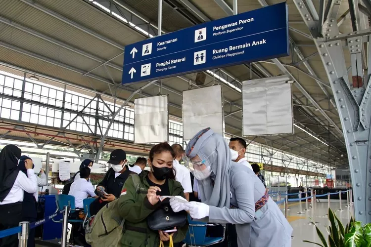 (Ilustrasi) Suasana jelang keberangkatan Kereta Api dari Stasiun Pasar Senen, Jakarta - Foto: Henry Lukmanul Hakim