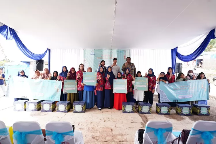 Biofarma Group (Bio Farma, Kimia Farma dan Indofarma) bersama Forum Istri Anggota Holding Farmasi (FIADIFA) menyerahkan Tali Kasih Ramadhan di Desa Cibulakan, Kecamatan Cugenang, Kabupaten Cianjur