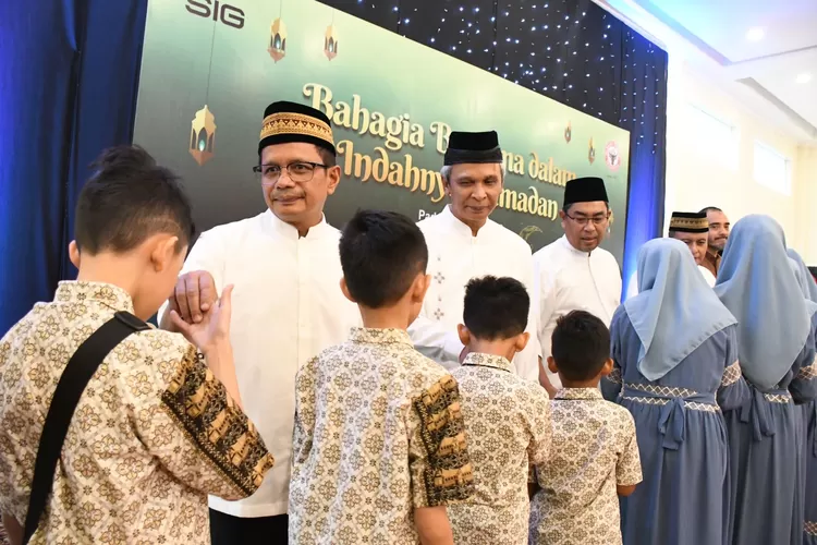 Safari Ramadan SIG Group, Semen Padang Santuni 100 Anak Panti Asuhan dan Serahkan Bantuan total Rp1,13 Miliar
