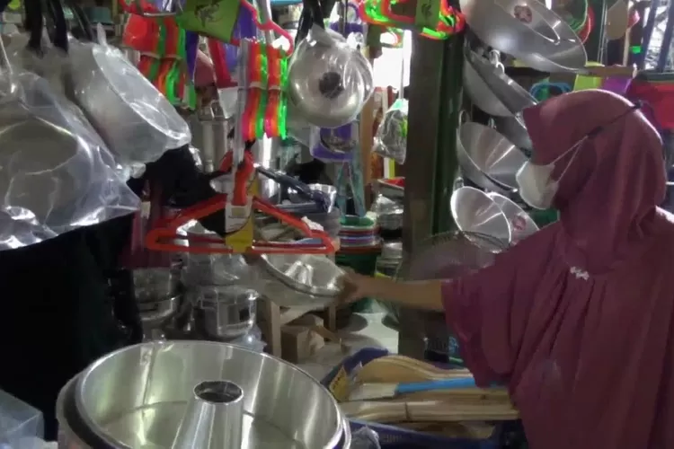 Penjualan toples plastik dan peralatan rumah tangga diserbu warga menjelang Lebaran. (Edi Prayitno/Kontributor Kendal)