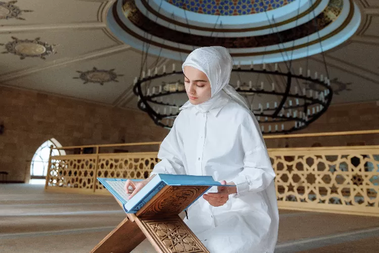 Inilah 4 Amalan Terbaik 10 Malam Terahkir Ramadhan, Ada Satu Malam Pahalanya Seperti 1000 Bulan/ pexels-thirdman-8489077 (JAKARTA INSIDER )