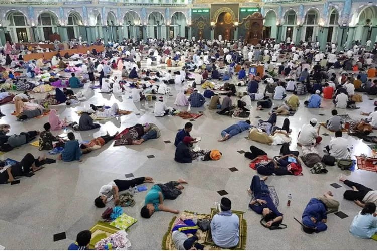 Suasan I'tikaf di Masjid di 10 Hari Terakhir Ramadhan (Ilustrasi foto: Twitter @AboutTNG)