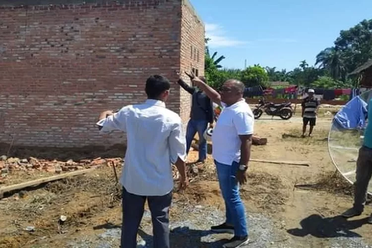 Tinjau Korban Puting Beliung Di Danau Bale  (Realitasonline/RS)