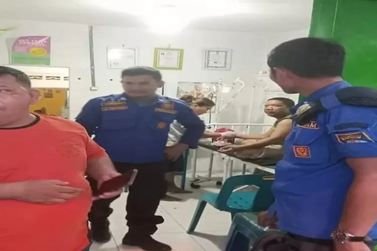 Benny Sinaga mendapat perawatan medis usai digigit monyet liar (Realitasonline/zul)