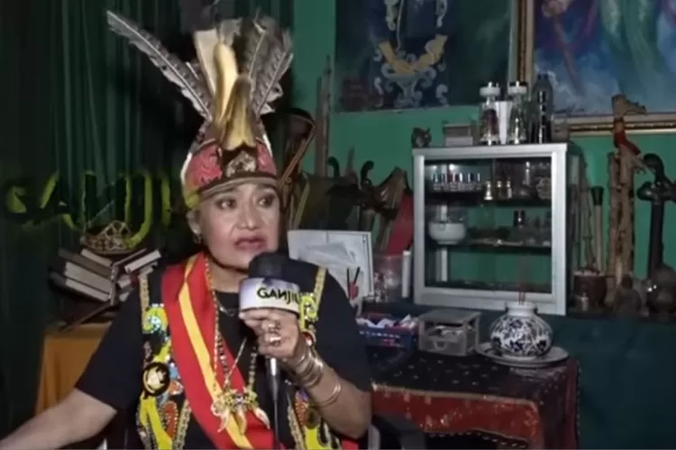 WAH Sosok Ini Sebut Ida Dayak Dibantu Pendamping Gaib Leluhur saat Melakukan Proses Pengobatan Alternatif (Tangkapan Youtube Ganjil Misteri)